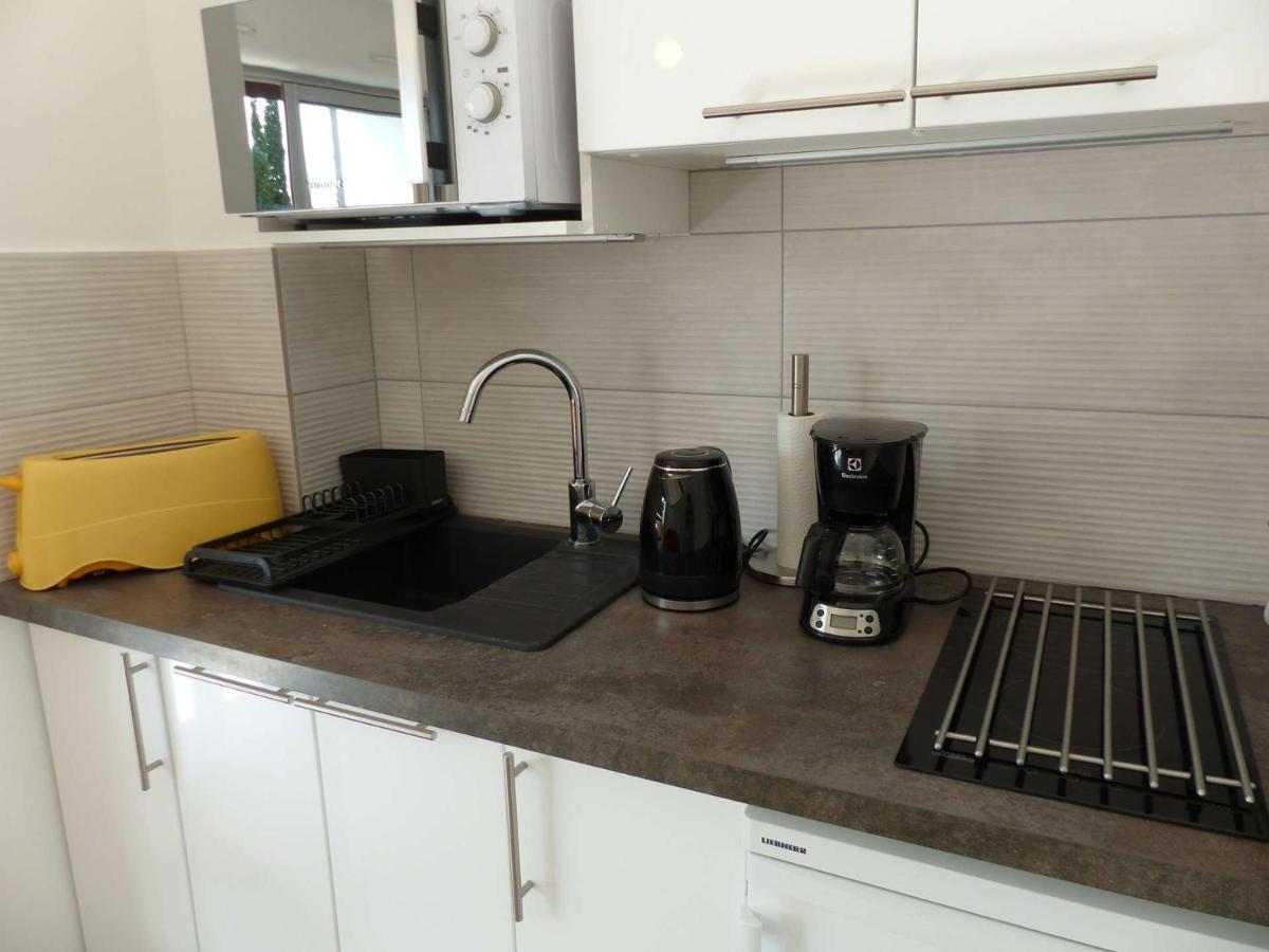 Charmant Studio Climatise Avec Balcon A 50M De La Plage - Le Lavandou Centre-Ville - Fr-1-308-110 외부 사진